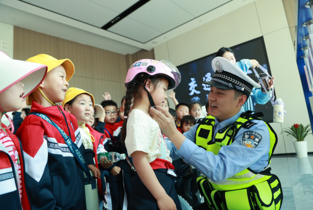 江西共青城：萌娃探警營(yíng) 安全伴童行
